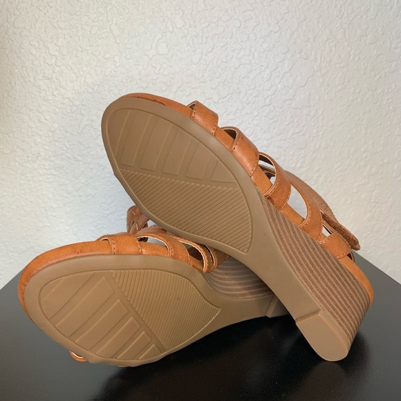 Cliffs brown strappy heeled sandal - Picture 5 of 5